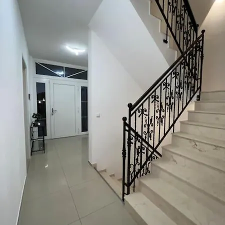 Luxus-doppelhaushaelfte Im Ruhigen Blumenviertel Apartment